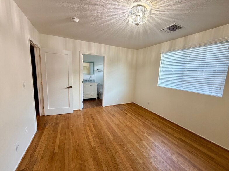Building Photo - 5622 Aldama St