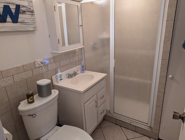 Building Photo - Spacious 1 Bed, 1 Bath in Lakeview