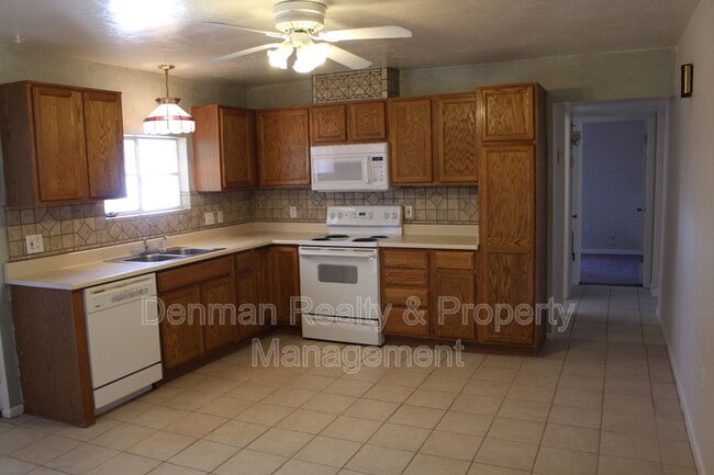 Building Photo - 910 S Una Ave
