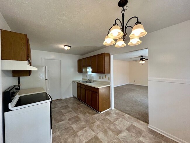 Building Photo - Charming 3-Bedroom Ranch on Quiet Cul-de-S...