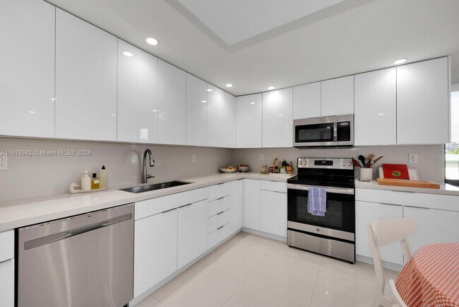 Building Photo - 650 Ocean Dr