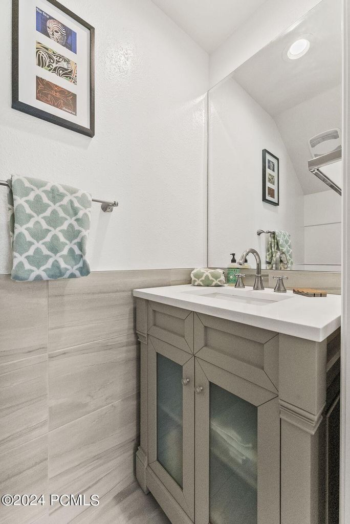 Loft Bathroom - 36 Racquet Club Dr