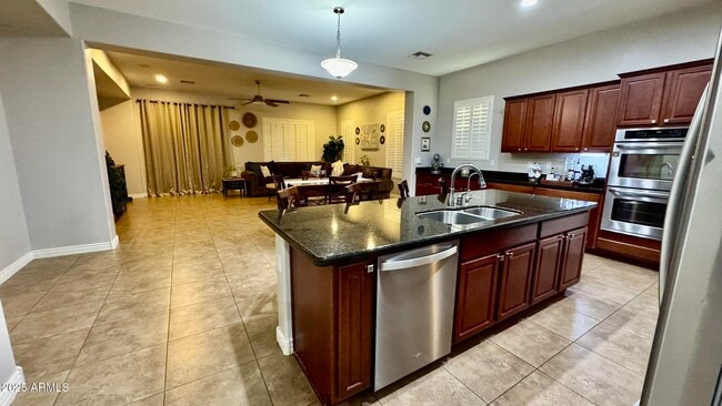 Building Photo - 2531 E Iris Dr