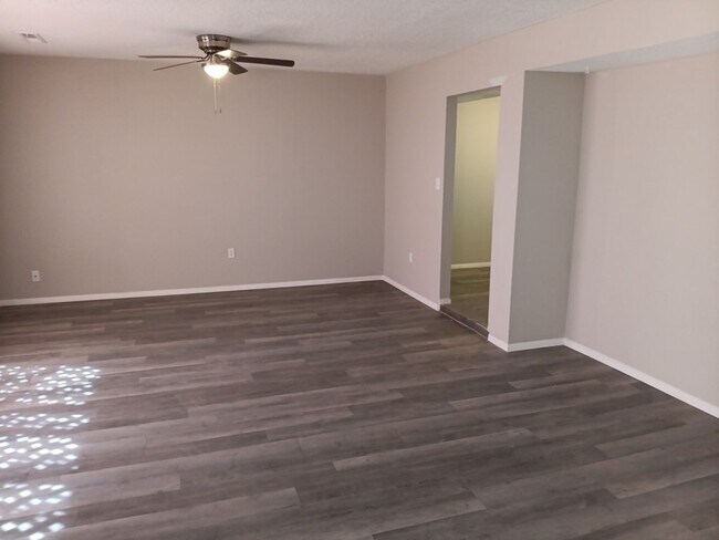 Building Photo - Charming 4-bedroom, 2-bathroom! Showings available NOW!