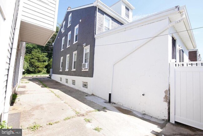 Building Photo - 409 Hermitage St