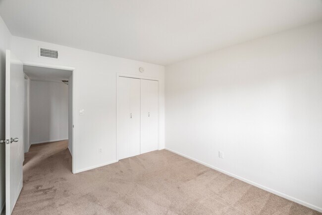 Building Photo - 11260 Overland Ave