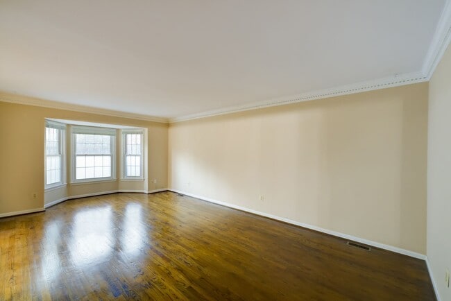 Building Photo - Beautifully Updated Townhome in Rockville