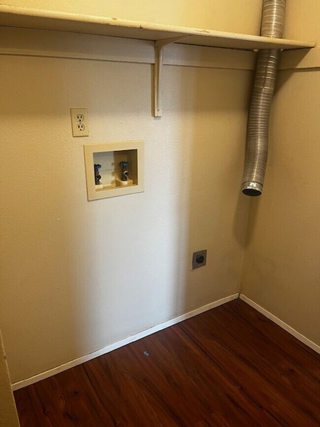 Building Photo - MP149 - 1014-1016 E Crown Ave