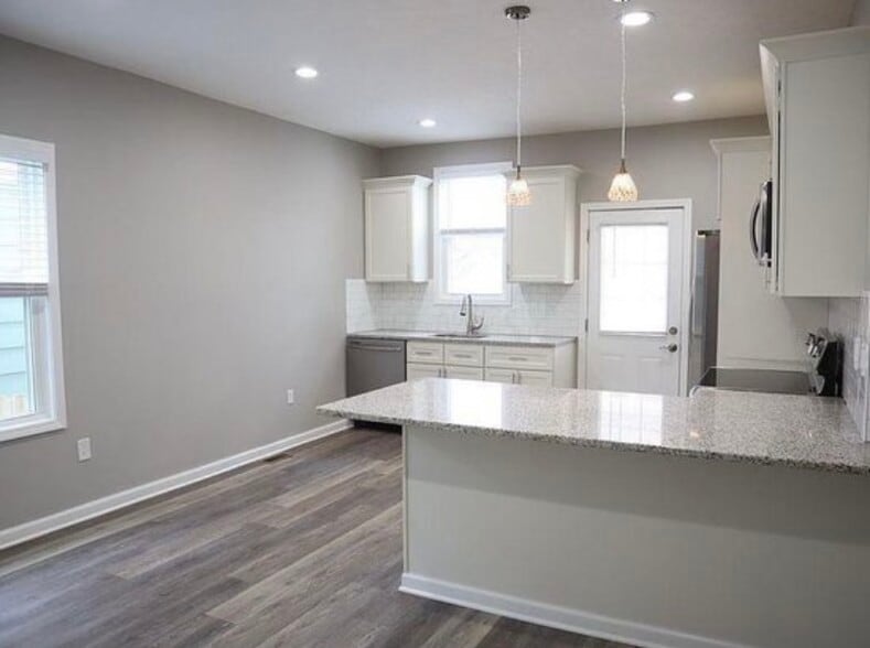 Building Photo - 697 Reinhard Ave