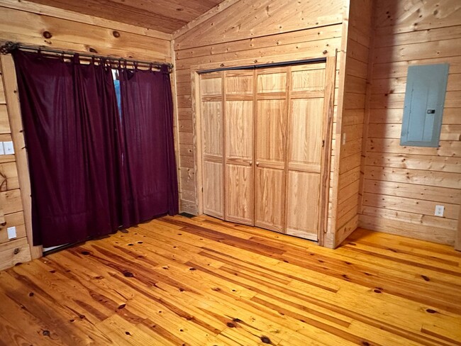 Building Photo - Secluded 1 Bedroom Cabin in Belmont!