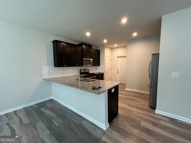 Building Photo - 3956 Lake Manor Way