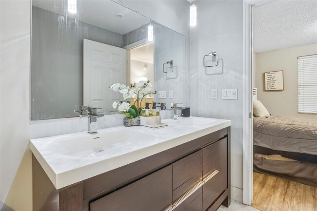 Building Photo - 214 City View Dr