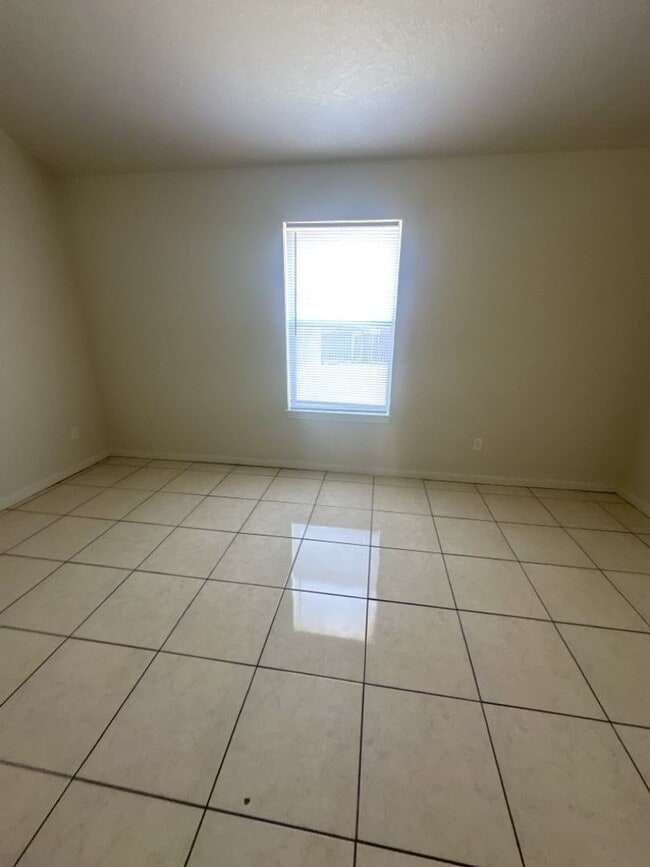 Building Photo - 2107 Charleston Ct