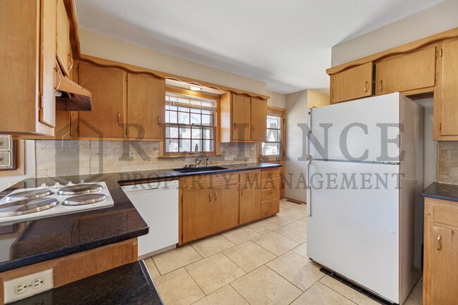 Building Photo - 935 N Valleyview St