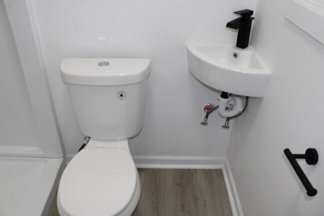 Building Photo - Move in Special - Spacious 4 Bedroom, 3 Fu...