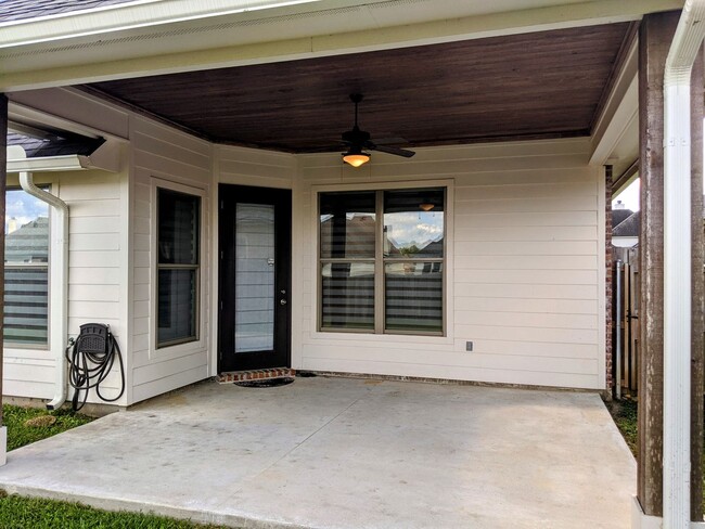 Building Photo - Wake up on Sleepy Brook Rd!