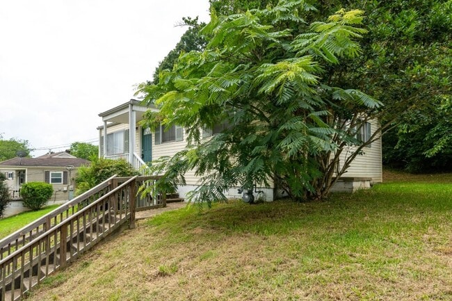 Building Photo - 213 Pine St