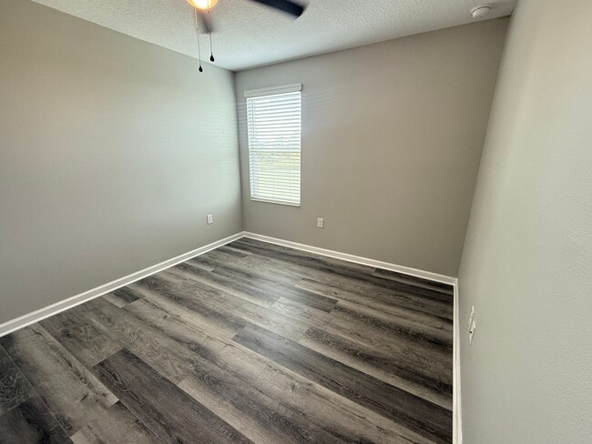 Building Photo - 3/2 Haines City Home with new floors