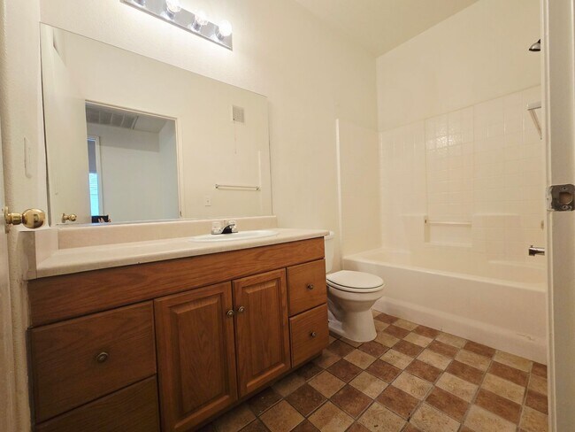 Building Photo - BEAUTIFUL 2 BEDROOM / 2 BATH LOWER LEVEL C...