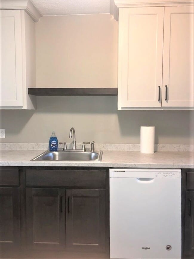 Building Photo - Cute Cozy: Completely Updated must see to ...