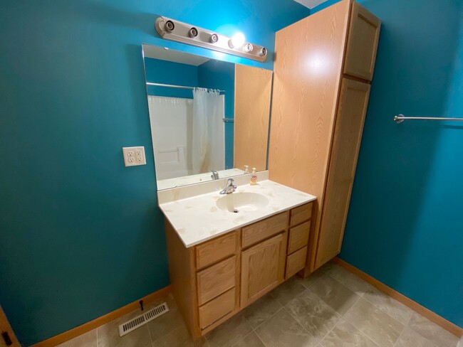 Building Photo - 3 Bed 2 Bath Twin-Home