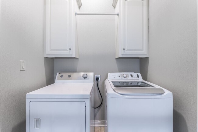 Building Photo - Stunning Townhome