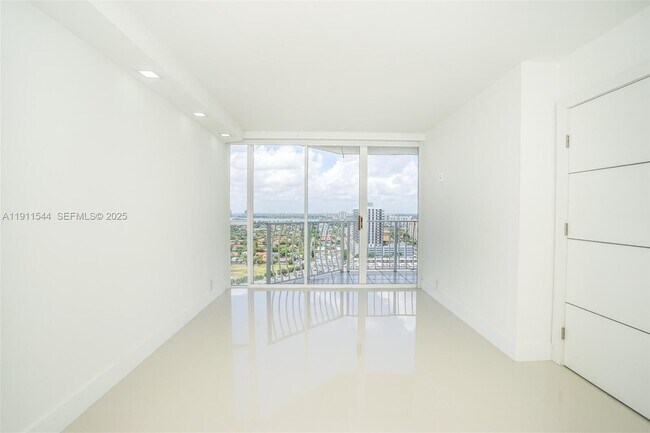 Building Photo - 7601 E Treasure Dr