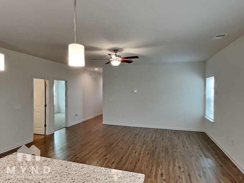 Building Photo - 203 S Skyland Dr