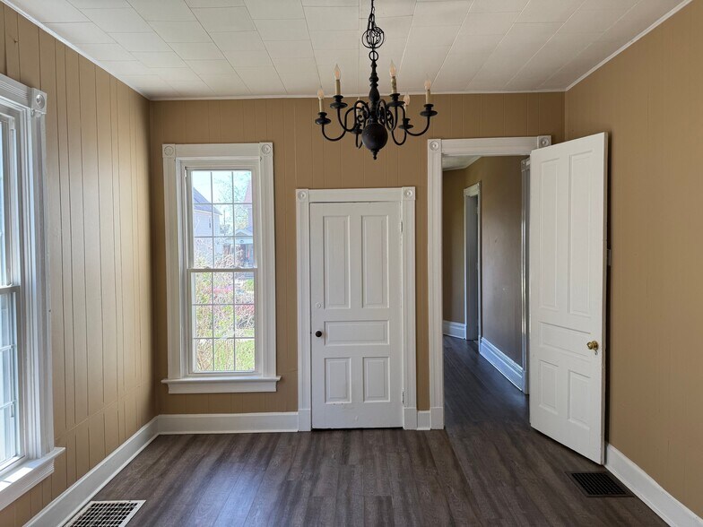 Building Photo - 415 S 13th St