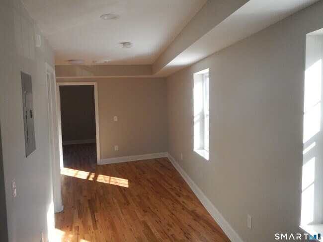Building Photo - 412 Howe Ave