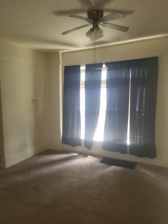 Building Photo - 392 Meek St