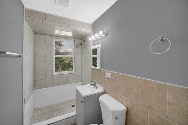 Building Photo - 72 E 136th St