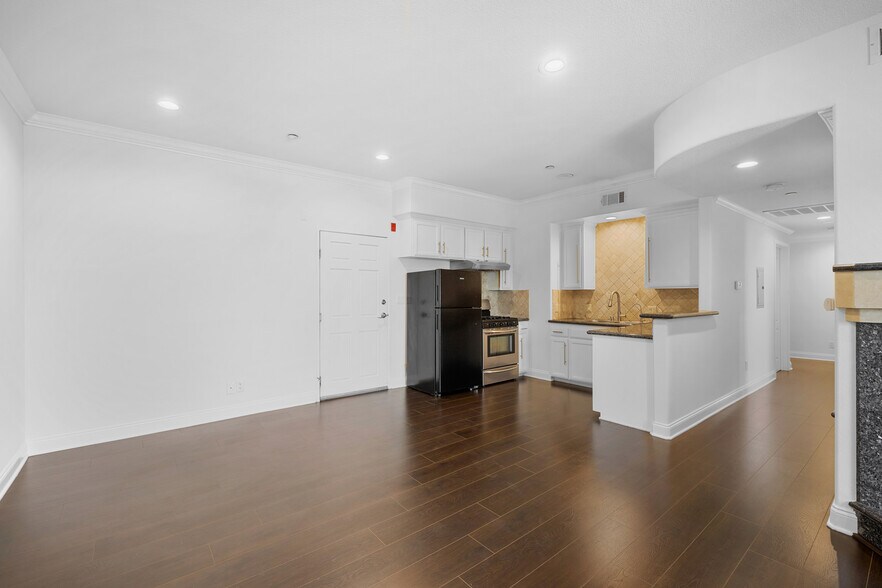 Building Photo - 540 E Angeleno Ave