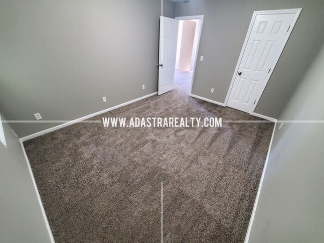 Building Photo - Spacious Duplex in the Heart of Olathe-Ava...