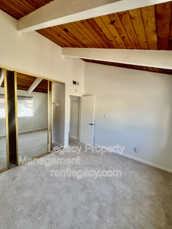 Building Photo - 2200 Laguna Cir