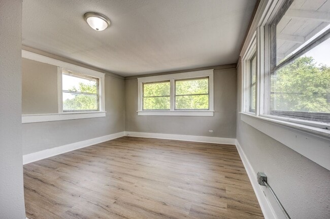 Building Photo - Freshly Updated 3 Bedroom House