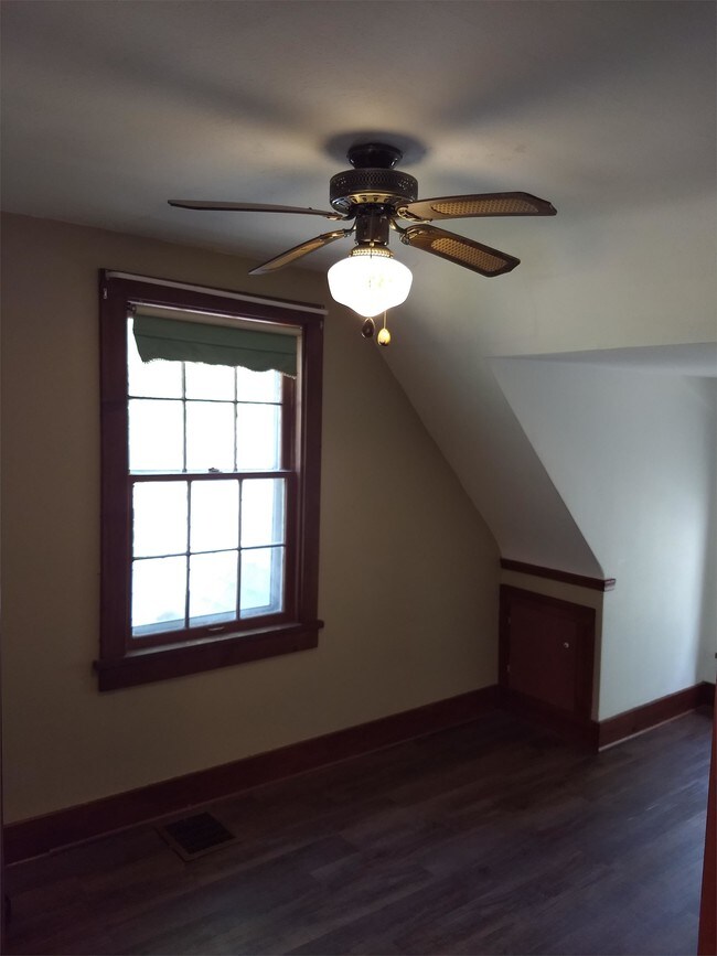 Building Photo - 904 E 17th St