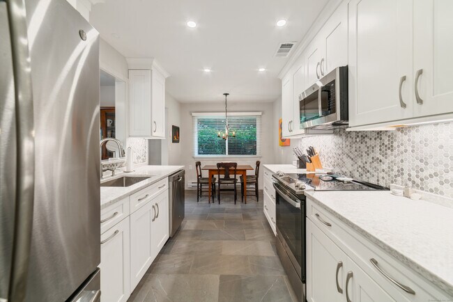 Building Photo - 595 Heritage Vlg