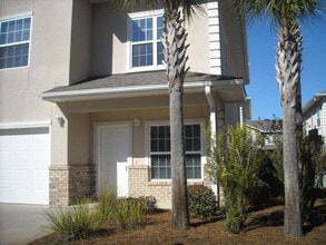 Building Photo - "Spacious 4-Bed Townhouse in Fort Walton B...
