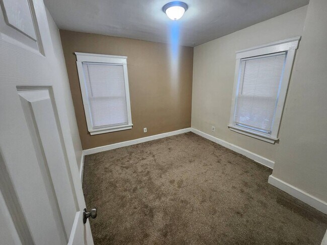 Building Photo - Charming 5-Bedroom Property in Prime Location (Section 8 vouchers Accepted)