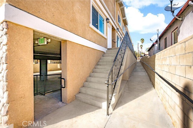 Building Photo - 5639 Huntington Dr