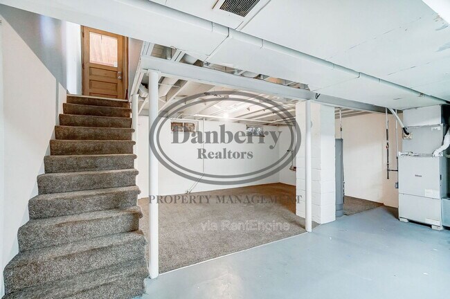 Building Photo - 347 Darrow Ave