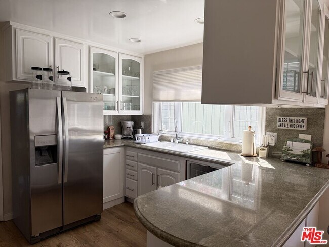 Building Photo - 30556 Rainbow View Dr