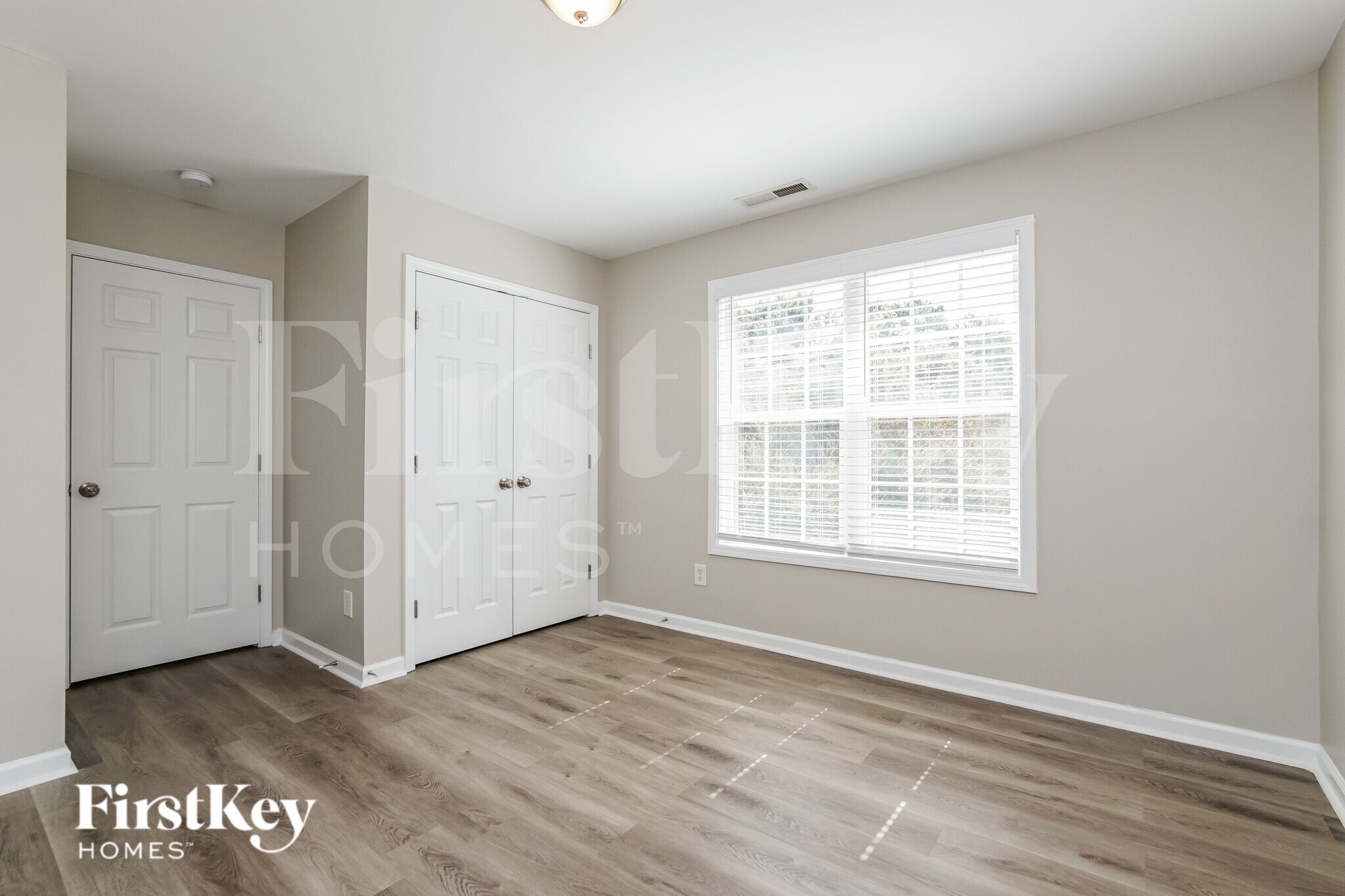 Building Photo - 925 Troubadour Ln