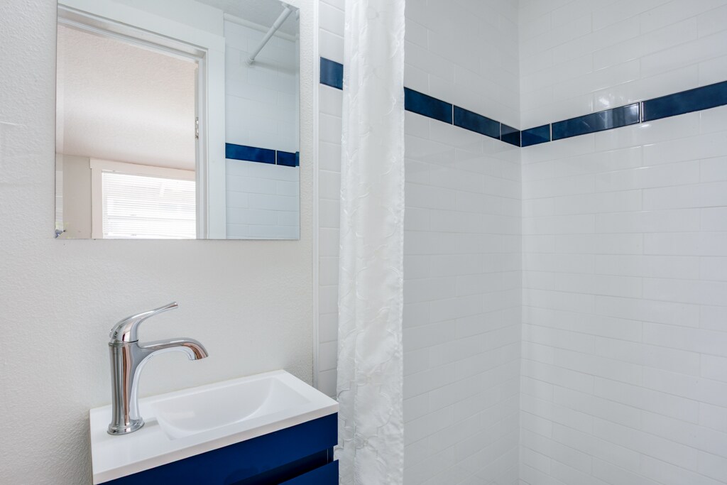 bathroom - 905 Plaza St