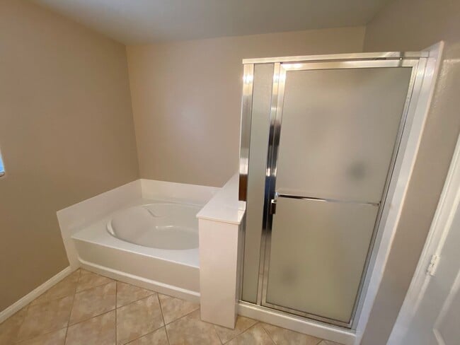 Building Photo - Wonderful 4 bed/2.5 bath home located in Summerlin