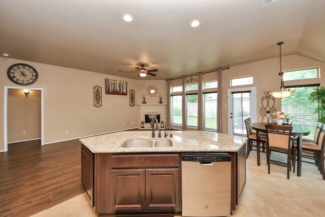 Building Photo - 4614 S Creekmont Dr