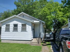 Building Photo - 108 N Oak St