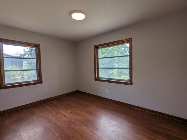 Building Photo - 165 E Toombs Ave