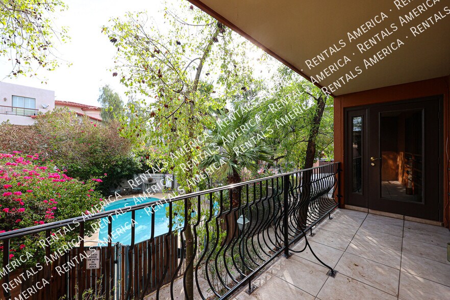Building Photo - 4820 N Woodmere Fairway